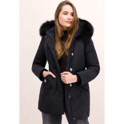 Parka Woolrich Military WWCPS2834 UT0573. Czarne kurtki damskie Woolrich, na zimę, m, bez wzorów, z poliesteru, bez kaptura. W wyprzedaży za 2299,00 zł.