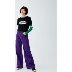 Koszulka z panelem z napisem. Czarne bluzki damskie marki Pull&Bear, z napisami, z krótkim rękawem. Za 24,90 zł.