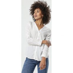 Biała Koszula Schultz. Białe bluzki damskie Born2be, s, w koronkowe wzory, z jeansu, eleganckie. Za 69,99 zł.