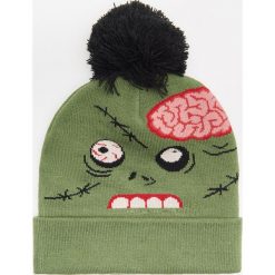 Czapka z motywem Halloween - Zielony. Zielone czapki męskie Cropp, bez wzorów. W wyprzedaży za 9,99 zł.