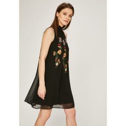 Desigual - Sukienka. Czerwone sukienki damskie Desigual, na co dzień, z haftami, z poliesteru, casualowe, bez kołnierzyka, bez rękawów, mini, proste. W wyprzedaży za 269,90 zł.