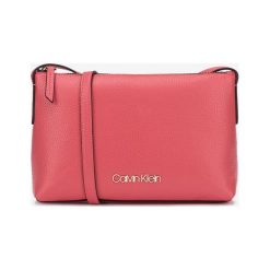 Calvin Klein Neat Cross body bag Czerwony Różowy. Różowe torebki klasyczne damskie Calvin Klein, w paski, z materiału, bez dodatków. Za 428,95 zł.