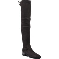 Muszkieterki STUART WEITZMAN - Charolet 1L23114 Slate Suede Str. Szare kozaki damskie Stuart Weitzman, ze skóry, bez obcasa, bez zapięcia. W wyprzedaży za 1899,00 zł.