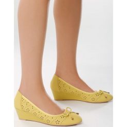 Żółte Koturny Tantalizing. Żółte koturny damskie Born2be, z okrągłym noskiem, bez obcasa, na koturnie, bez zapięcia. Za 69,99 zł.