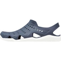 Crocs SWIFTWATER WAVE Sandały kąpielowe navy/white. Niebieskie kąpielówki męskie Crocs, z materiału. Za 169,00 zł.