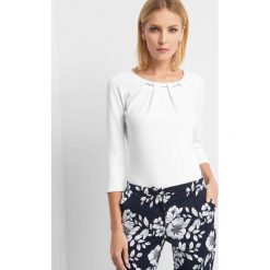 Koszulka z zakładkami. Białe t-shirty damskie Orsay, s, z elastanu, z okrągłym kołnierzem, z długim rękawem. Za 69,99 zł.