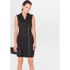 Żakietowa mini sukienka - Czarny. Czarne sukienki damskie Mohito, s, bez wzorów, bez kołnierzyka, bez rękawów, mini. Za 119,99 zł.