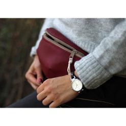 Nerka z matowej bordowej skóry ekologicznej. Czerwone nerki damskie Pakamera, bez wzorów, ze skóry ekologicznej, matowe, bez dodatków. Za 175,00 zł.