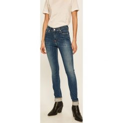Calvin Klein Jeans - Jeansy CKJ 011. Niebieskie rurki damskie Calvin Klein Jeans, z aplikacjami, z elastanu. Za 549,90 zł.