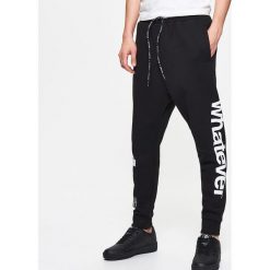 Joggery mÄ™skie: Dresowe joggery z nadrukiem kolekcja whatever – Czarny
