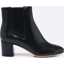 Clarks - Botki. Czarne buty zimowe damskie Clarks, z gumy, na obcasie. W wyprzedaży za 219,90 zł.