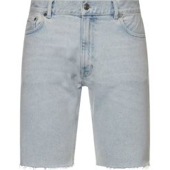 Szorty jeansowe TOMMY HILFIGER LEWIS HAMILTON MW0MW13716. Niebieskie spodenki i szorty męskie TOMMY HILFIGER, m, bez wzorów, z elastanu. Za 549,00 zł.