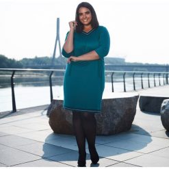 Zielona sukienka Edyta z lampasami duże rozmiary XXL. Zielone sukienki damskie Moda Size Plus Iwanek, na co dzień, na jesień, s, bez wzorów, ze skóry, biznesowe, bez kołnierzyka, bez rękawów, midi, proste. Za 169,00 zł.