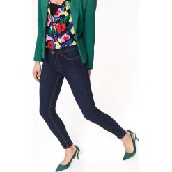 Jeansowe rurki. Spodnie damskie Top Secret, z jeansu. W wyprzedaży za 49,99 zł.