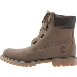 Timberland 6" PREMIUM CONVENIENCE Botki sznurowane canteen. Brązowe botki damskie skórzane marki Timberland. W wyprzedaży za 755,10 zł.