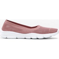 Baleriny bonprix stary jasnoróżowy. Różowe baleriny damskie bonprix, bez wzorów, retro, bez obcasa. Za 74,99 zł.