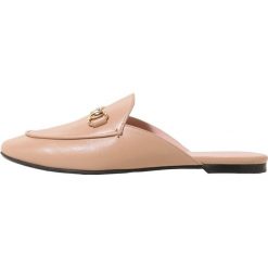 Pretty Ballerinas Półbuty wsuwane nude. Brązowe półbuty damskie marki Pretty Ballerinas, bez wzorów, ze skóry, bez obcasa, bez zapięcia. W wyprzedaży za 629,25 zł.