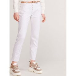 Jeansy boyfriend z paskiem - Biały. Białe jeansy damskie Reserved. Za 119,99 zł.