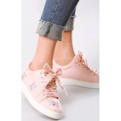Różowe Buty Sportowe Dazzling Butterfly. Różowe buty sportowe damskie Multu, bez wzorów, sportowe. Za 39,99 zł.