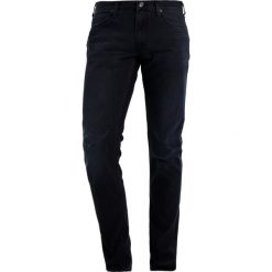 Lee LUKE Jeansy Slim Fit dark blue denim. Niebieskie rurki męskie Lee. W wyprzedaży za 226,85 zł.