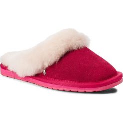 Kapcie EMU AUSTRALIA - Jolie W10015 Fuschia. Różowe klapki damskie EMU Australia, bez wzorów, ze skóry, bez obcasa. W wyprzedaży za 209,00 zł.
