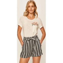 Mustang - T-shirt. Białe topy damskie Mustang, s, z haftami, z bawełny, casualowe, z okrągłym kołnierzem. Za 99,90 zł.