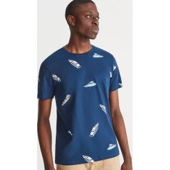 T-shirt printem - Granatowy. Niebieskie t-shirty męskie Reserved, s, bez wzorów, bez kołnierzyka. Za 24,99 zł.