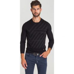 CZARNY SWETER VERSACE COLLECTION. Czarne swetry męskie xxl, z aplikacjami, z wiskozy, z okrągłym kołnierzem. Za 649,50 zł.
