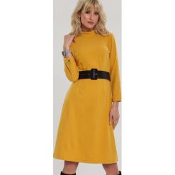 Żółta Sukienka Caravonica. Żółte sukienki damskie Renee, s, z dzianiny, eleganckie, z golfem, długie, midi, trapezowe. Za 79,99 zł.