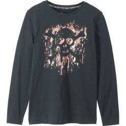 Shirt z długim rękawem i foliowym nadrukiem bonprix czarny z nadrukiem. Czarne t-shirty chłopięce bonprix, z nadrukiem, z długim rękawem. Za 27,99 zł.