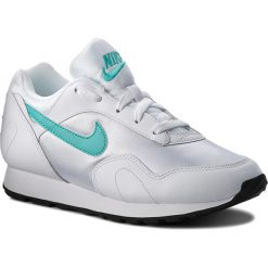 Buty NIKE - Outburst AO1069 107 White/Lt Retro/Black. Białe buty sportowe damskie Nike, bez wzorów, ze skóry, sportowe. W wyprzedaży za 269,00 zł.