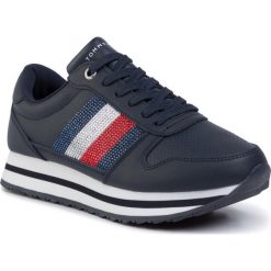 Sneakersy TOMMY HILFIGER Tommy Retro Crystal Sneaker FW0FW04683. Niebieskie półbuty damskie TOMMY HILFIGER, bez wzorów, retro, bez obcasa, bez zapięcia. W wyprzedaży za 309,00 zł.