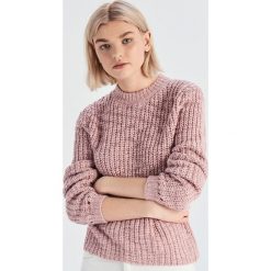Sweter z ażurowym zdobieniem - Różowy. Różowe swetry damskie Sinsay, xs, z aplikacjami, bez rękawów, bez kaptura. W wyprzedaży za 39,99 zł.