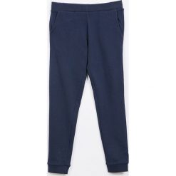 Guess Jeans - Spodnie dziecięce 118-175 cm. Szare spodnie dziewczęce Guess Jeans, z aplikacjami, z bawełny, casualowe. W wyprzedaży za 89,90 zł.