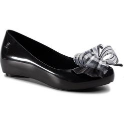 Baleriny MELISSA - Ultragirl Sweet XVIII 32716 Black Glitter 52060. Czarne baleriny damskie Melissa, bez wzorów, z tworzywa sztucznego, klasyczne, bez obcasa, na płaskiej podeszwie. Za 279,00 zł.