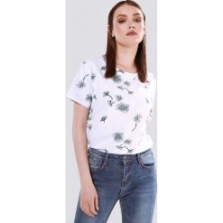 Biały T-shirt Hitch. Białe bluzki damskie marki Born2be, s, z nadrukiem, z dzianiny, klasyczne, z okrągłym kołnierzem, z krótkim rękawem. Za 39,99 zł.