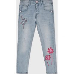 Guess Jeans - Jeansy dziecięce 118-175 cm. Niebieskie jeansy dziewczęce Guess Jeans, z aplikacjami, z elastanu. W wyprzedaży za 129,90 zł.