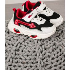 Czarne buty sportowe na rzep casu 20t6/m. Czarne buty dziewczęce sportowe Casu, bez wzorów, bez zapięcia. Za 49,99 zł.