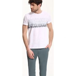 T-shirty męskie: T-SHIRT KRÓTKI RĘKAW MĘSKI Z NADRUKIEM