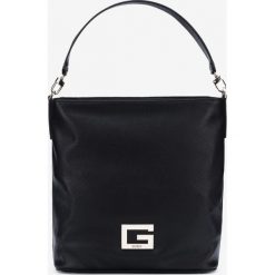 Guess Brightside Torebka Czarny. Czarne torebki klasyczne damskie Guess, w paski, z poliesteru, bez dodatków. Za 592,95 zł.