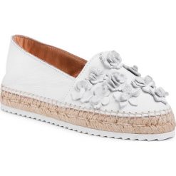 Espadryle QUAZI - QZ-56-04-000498 602. Białe espadryle damskie QUAZI, z aplikacjami, ze skóry, bez obcasa, na płaskiej podeszwie. W wyprzedaży za 199,00 zł.