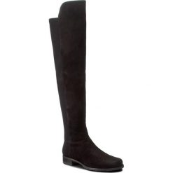 Muszkieterki STUART WEITZMAN - 5050 Black Suede. Czarne buty zimowe damskie marki Kazar, z futra, przed kolano, na wysokim obcasie, na koturnie. W wyprzedaży za 2099,00 zł.