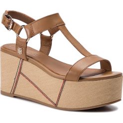 Sandały TOMMY HILFIGER - Elevated Leather Flatform Sandal FW0FW03944 Summer Cognac 929. Pomarańczowe klapki damskie TOMMY HILFIGER, bez wzorów, ze skóry, bez obcasa, na obcasie. W wyprzedaży za 429,00 zł.