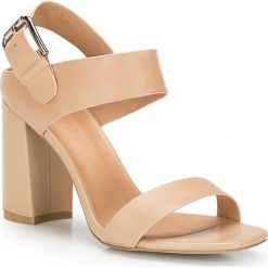 Buty damskie. Czarne klapki damskie Wittchen, bez wzorów, ze skóry, bez obcasa, na słupku. W wyprzedaży za 199,90 zł.
