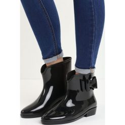 Czarne Kalosze Vivien. Czarne kalosze damskie Born2be, bez wzorów, z gumy. Za 59,99 zł.