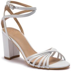 Sandały GUESS - Madesta FL6MAD LEA03 WHITE. Białe klapki damskie Guess, z aplikacjami, ze skóry ekologicznej, bez obcasa, na obcasie. W wyprzedaży za 499,00 zł.
