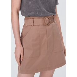 Trapezowa spódnica z paskiem - Beżowy. Brązowe spódniczki damskie Sinsay, s, bez wzorów, trapezowe. Za 59,99 zł.
