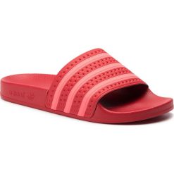 Klapki adidas - adilette W EE6185 Scarle/Flared/Scarle. Czerwone klapki damskie Adidas, bez wzorów, z tworzywa sztucznego, bez obcasa. Za 149,00 zł.