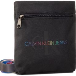 Saszetka CALVIN KLEIN JEANS - Micro Flatpack Pride K50K506255 BDS. Czarne saszetki damskie Calvin Klein Jeans, bez wzorów, z jeansu, młodzieżowe, bez dodatków. Za 229,00 zł.