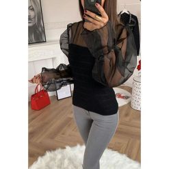 Bluzka BUSHRA BLACK. Czarne bluzki damskie Bluzka BUSHRA BLACK, uniwersalny, bez wzorów, bez kołnierzyka, bez rękawów. W wyprzedaży za 59,00 zł.